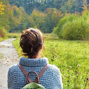 Eine Frau blickt in die Natur.