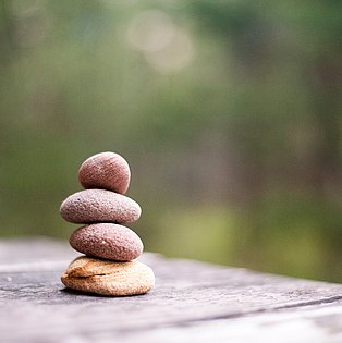 Ein Turm aus Steinen symbolisiert Ruhe und Ausgeglichenheit.